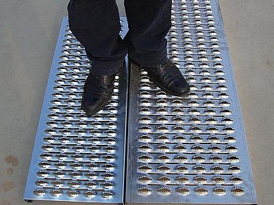 天津定制冲孔防护板-不锈钢电动冲孔板