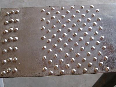 不锈钢冲孔板片哪里有 钢带冲孔价格 钢木龙骨冲孔板什么价格